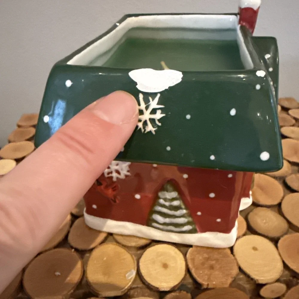 White Barn Candle Co Christmas Candle Birdhouse Cool Spruce 9.5 Oz CHIPPED - Picture 2 of 8